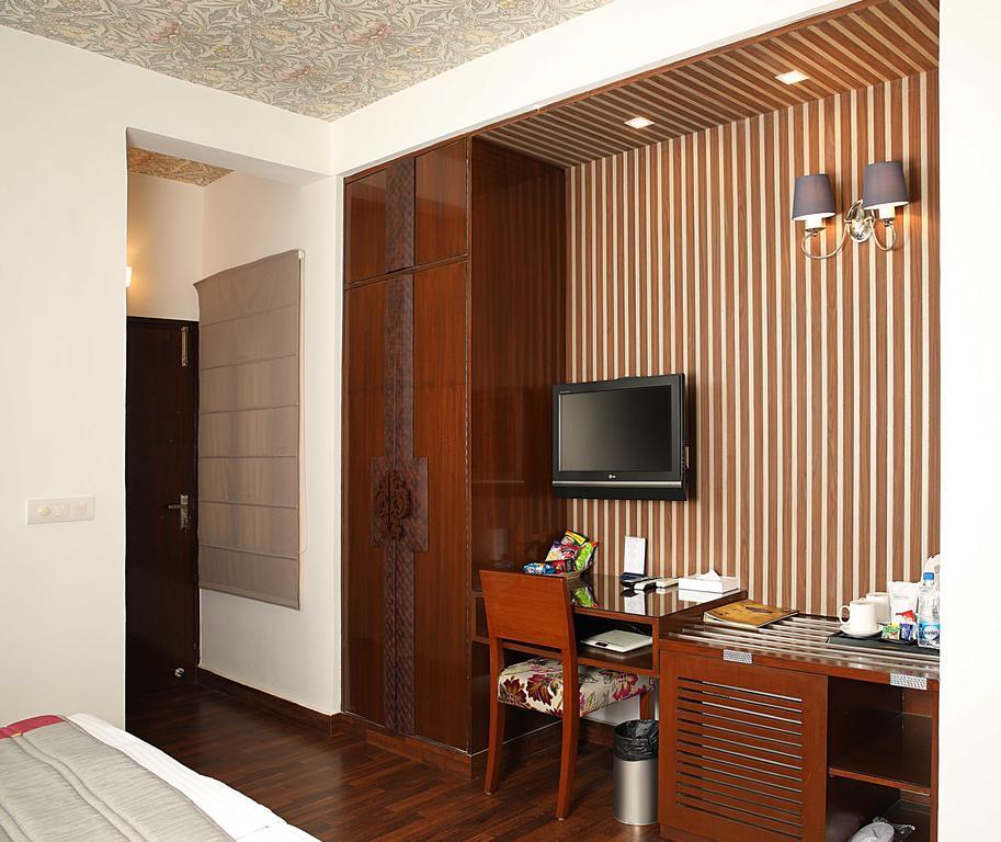Ahuja Residency Golf Links Hotel Nova Deli Exterior foto