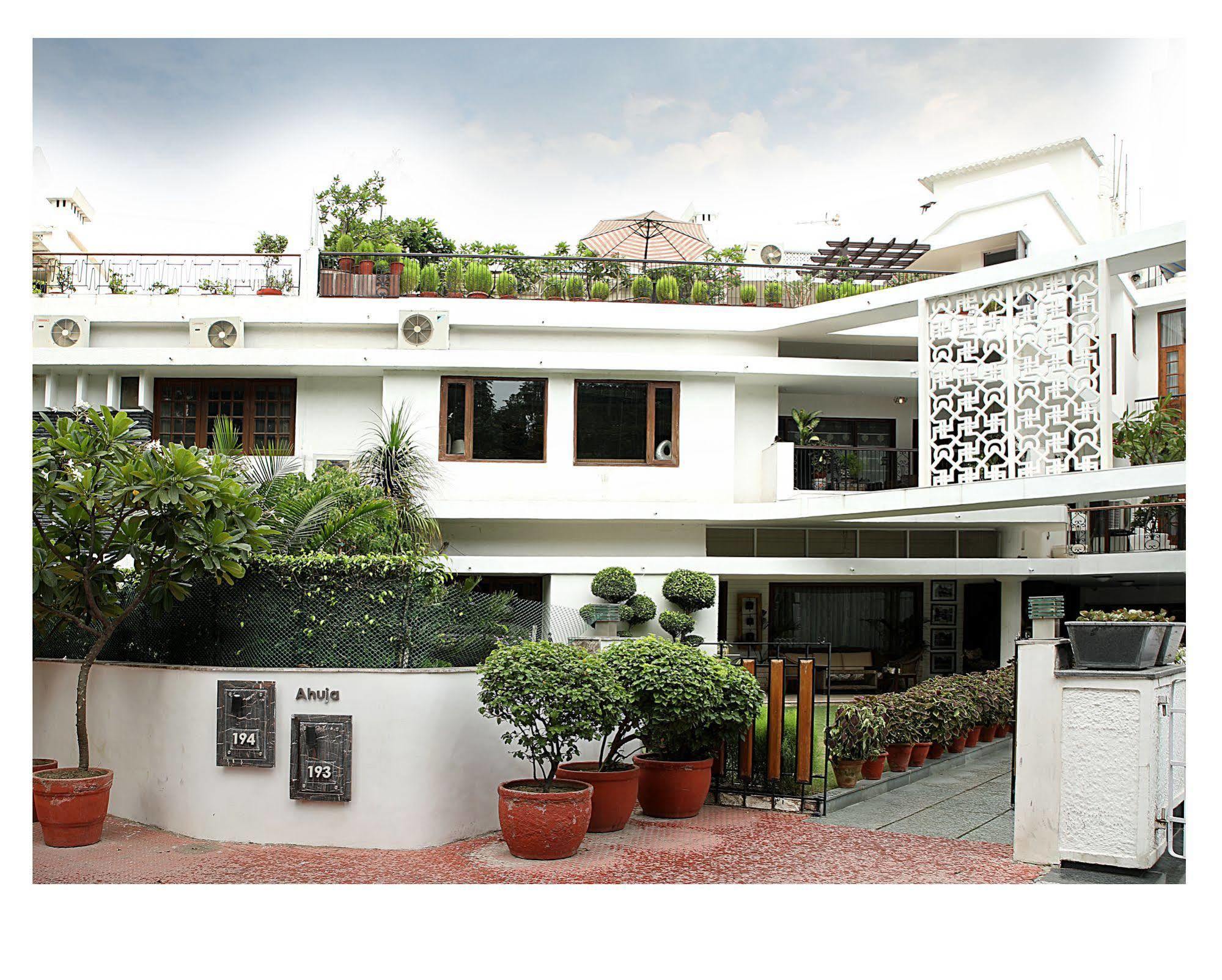 Ahuja Residency Golf Links Hotel Nova Deli Exterior foto