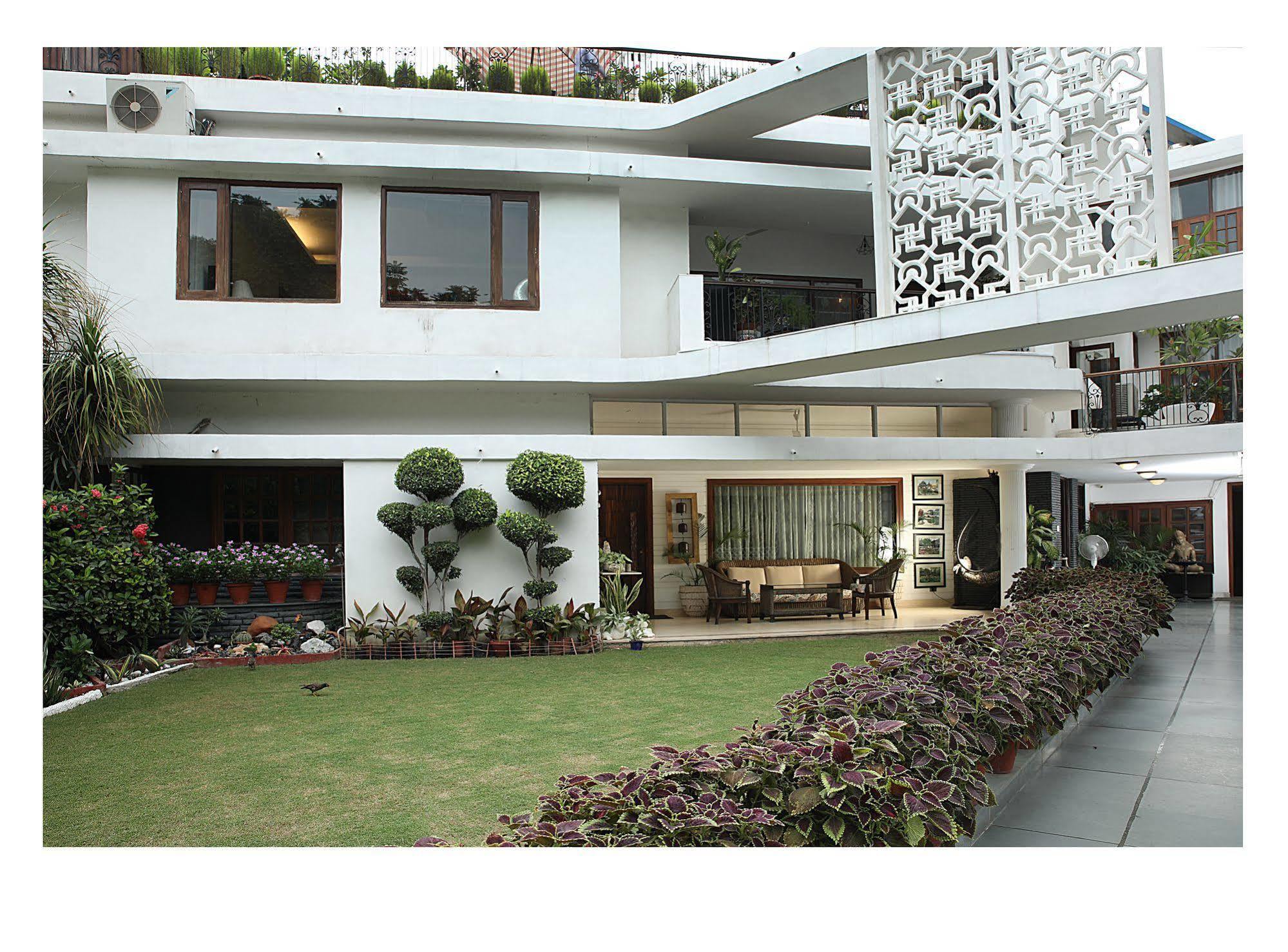 Ahuja Residency Golf Links Hotel Nova Deli Exterior foto