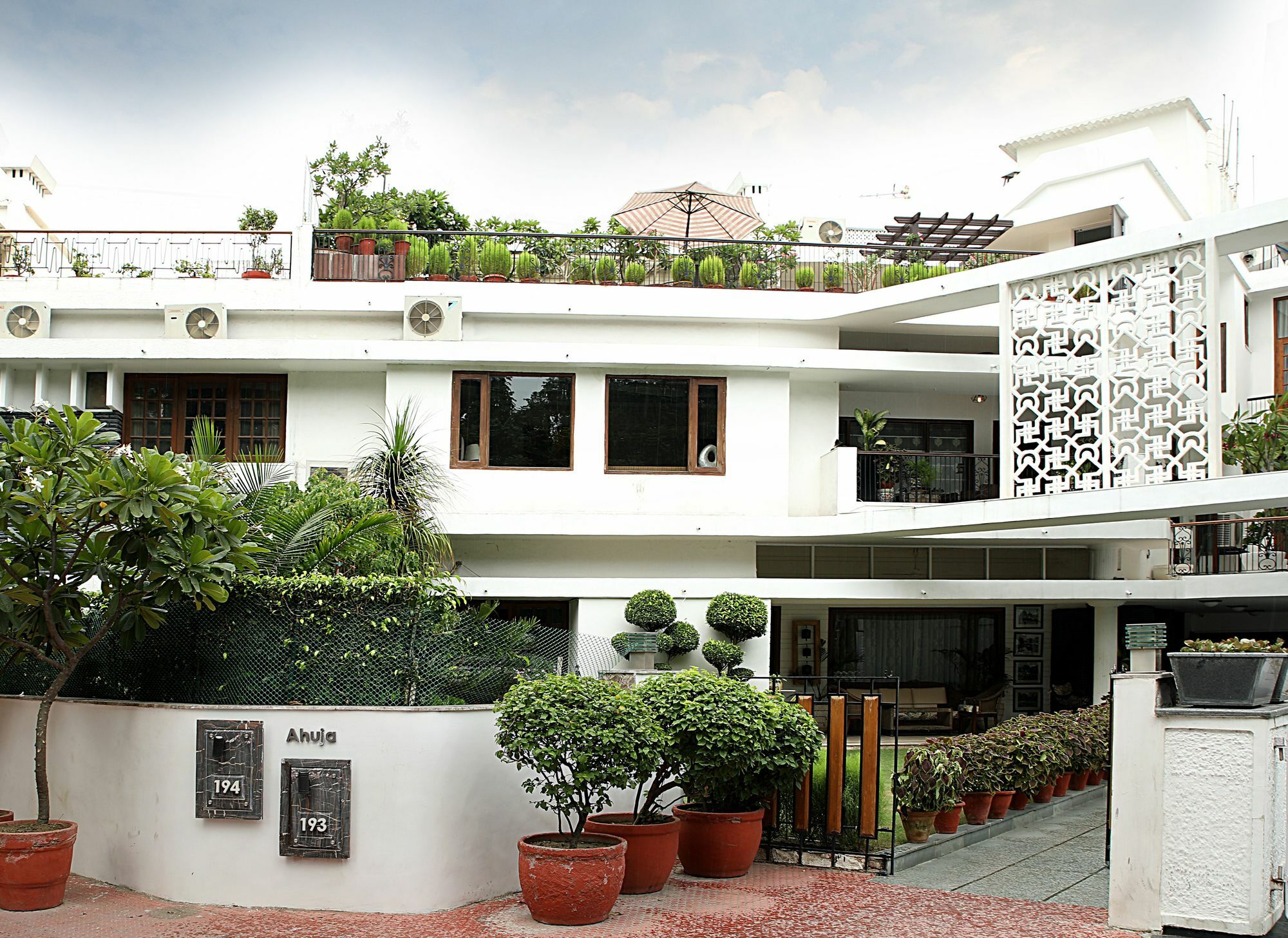 Ahuja Residency Golf Links Hotel Nova Deli Exterior foto