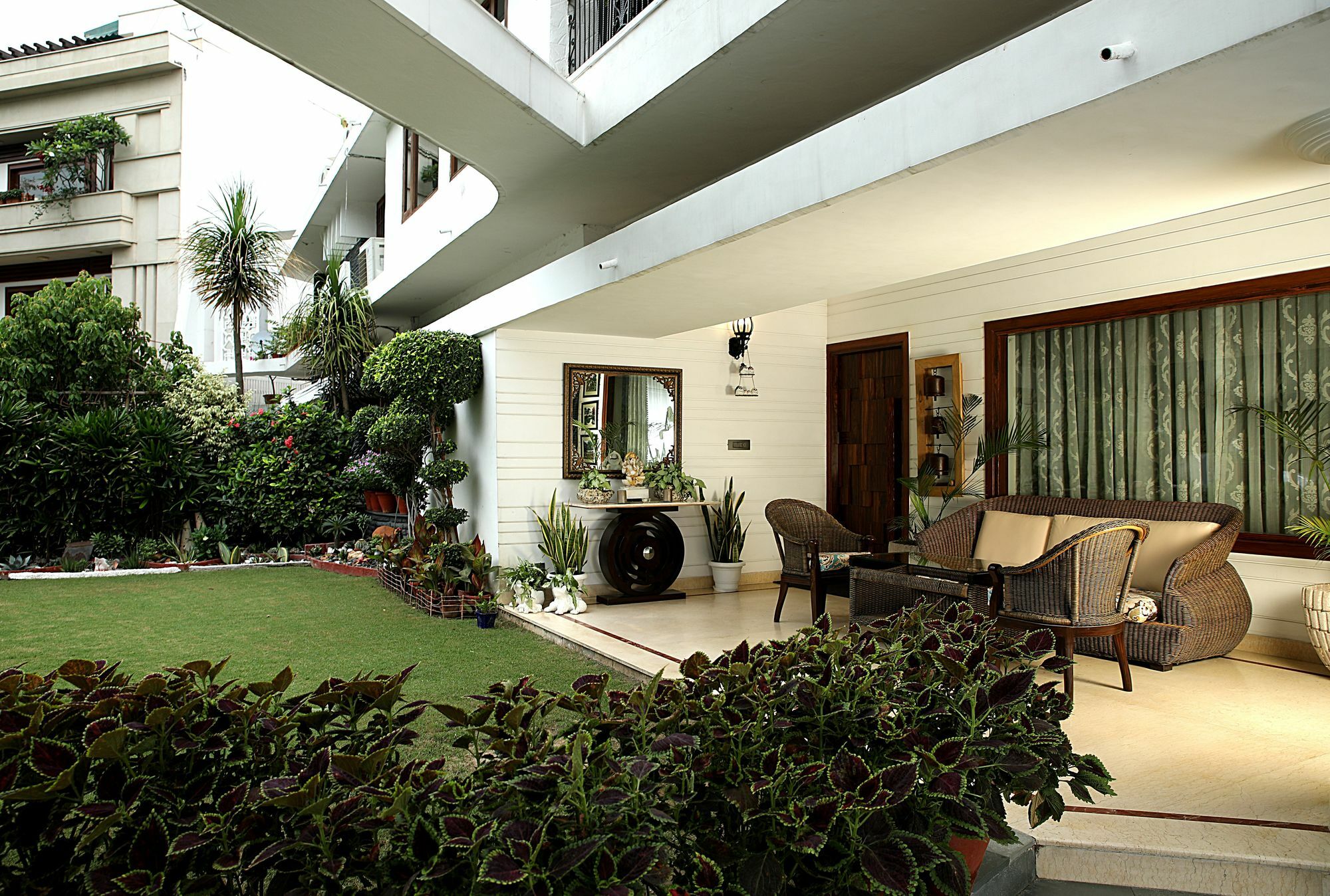 Ahuja Residency Golf Links Hotel Nova Deli Exterior foto