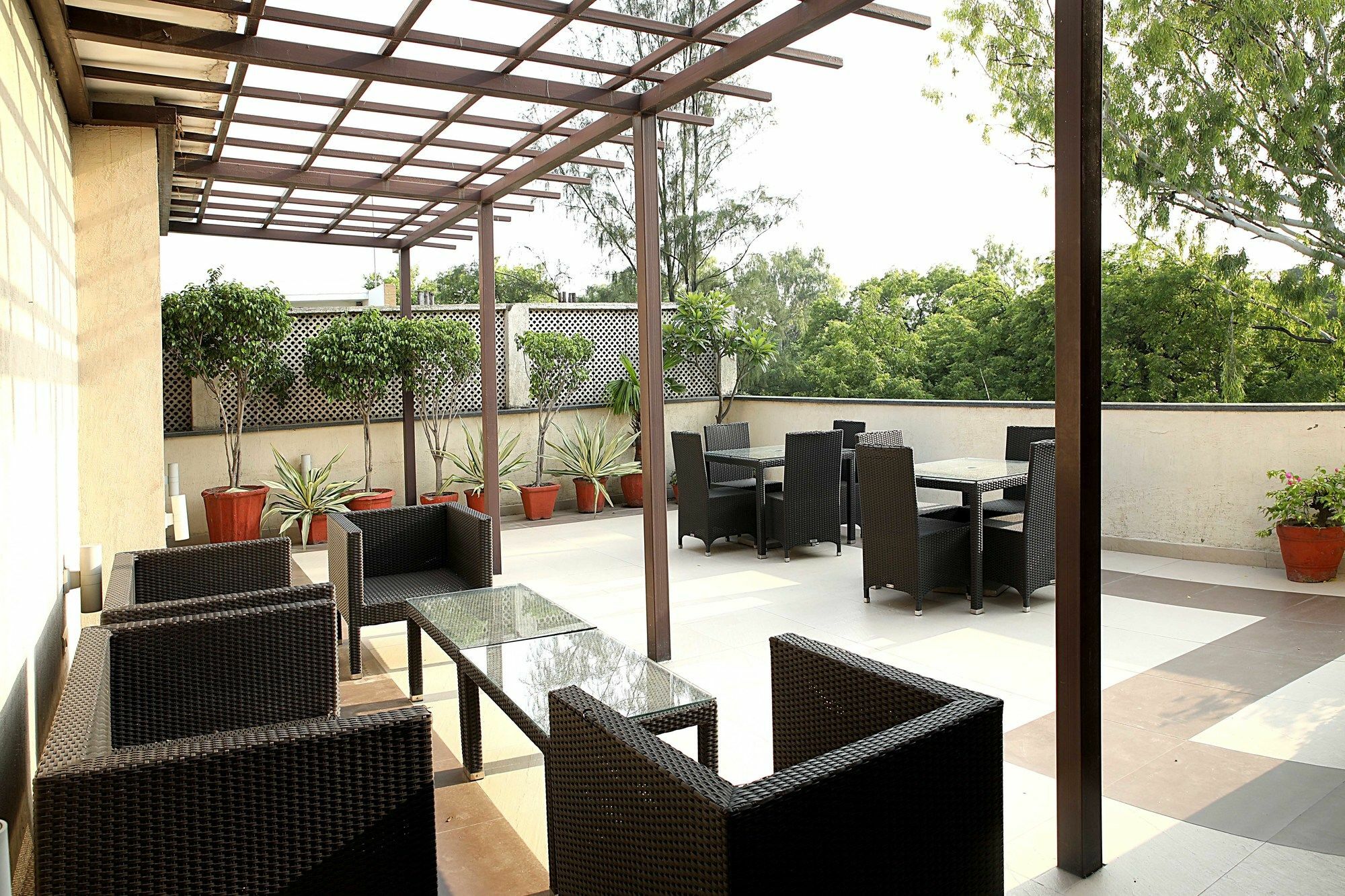 Ahuja Residency Golf Links Hotel Nova Deli Exterior foto